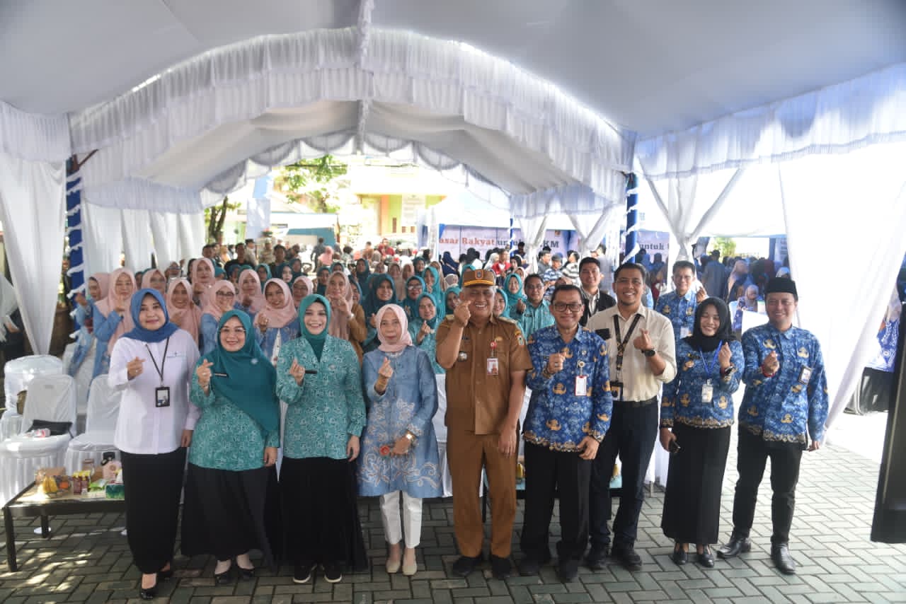 TEKAN INFLASI:Ketua Tim Penggerak PKK Kalsel, drg Ellyana Trisya Hasnuryadi membuka Pasar Rakyat untuk UMKM du Halaman Kantor Camar Banjarmasin Timur, Senin (1/12/2025).