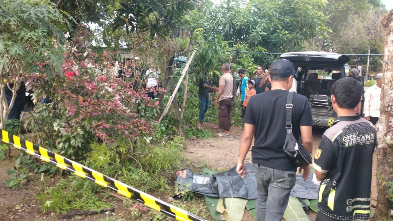 EVAKUASI: Petugas sedang mengevakuasi korban penganiayaan hingga tewas di Sungai Tiung Banjarbaru.