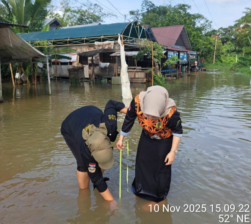 SIAGA: Tim BPBD HST saat melakukan patroli dan mengukur ketinggian air ke lokasi rawan banjir pada bulan lalu.