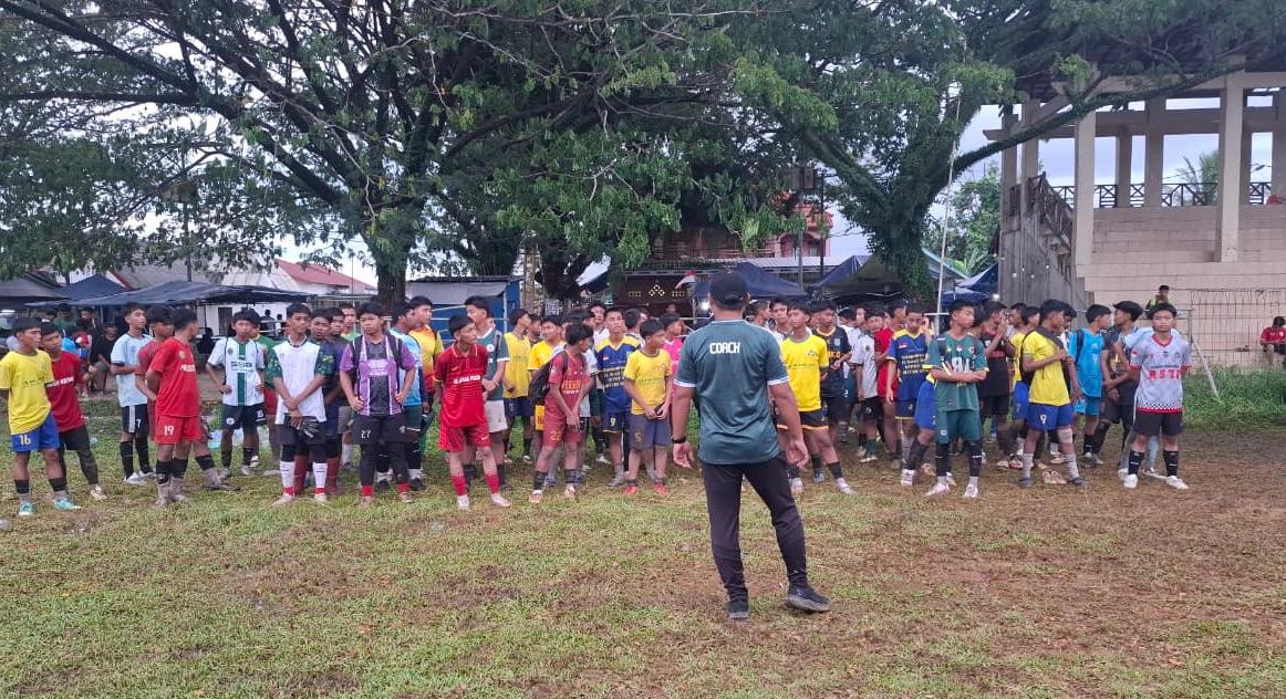 PEMAIN BERBAKAT: Para pemain sepak bola menjalani seleksi Popda Tanah Bumbu di Lapangan 7 Februari Pagatan.
