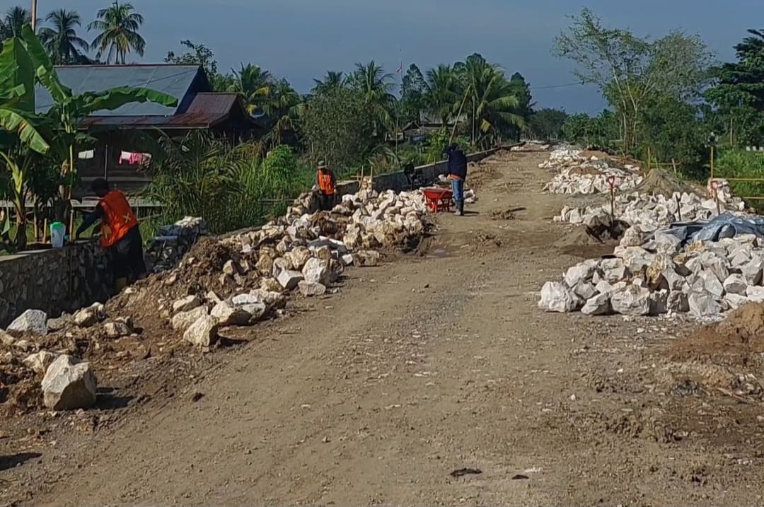 PENGERJAAN: Para pekerja membangun pondasi untuk siring Jalan Lingkar Kapar Menuju Walangsi HST.
