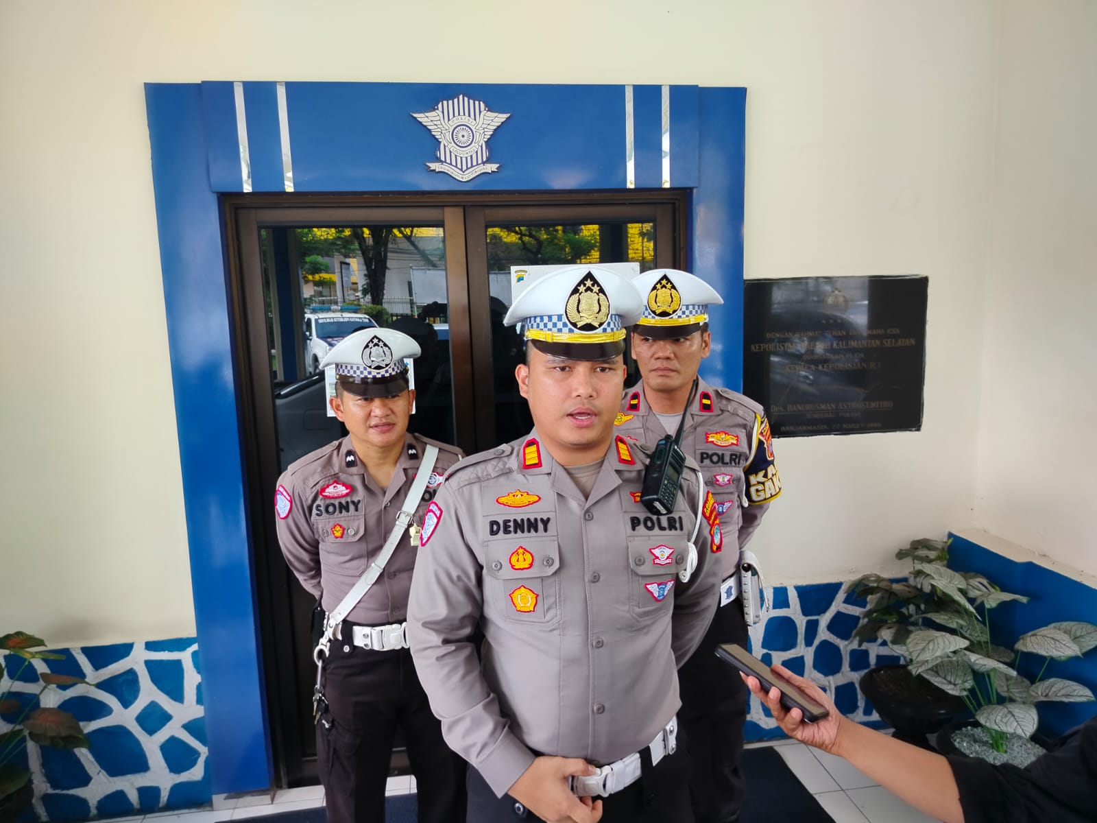 TEREKAM ETLE: Kasat Lantas Polresta Banjarmasin AKP Denny Maulana Saputra saat memberikan keterangan hasil Operasi Zebra Intan 2025.