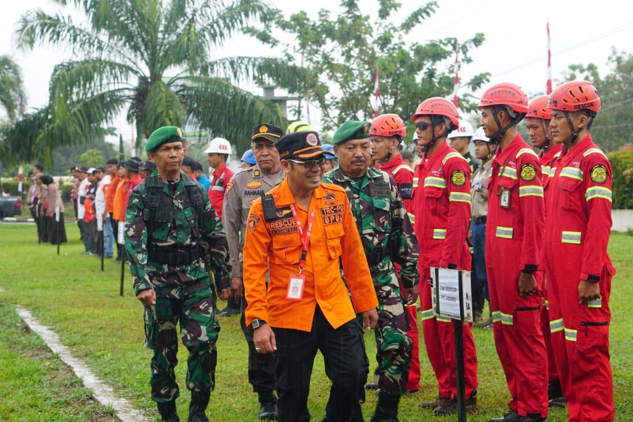 INSPEKSI PASUKAN: Kepala pelaksana BPBD Balangan, H Rahmi saat memberikan arahan.