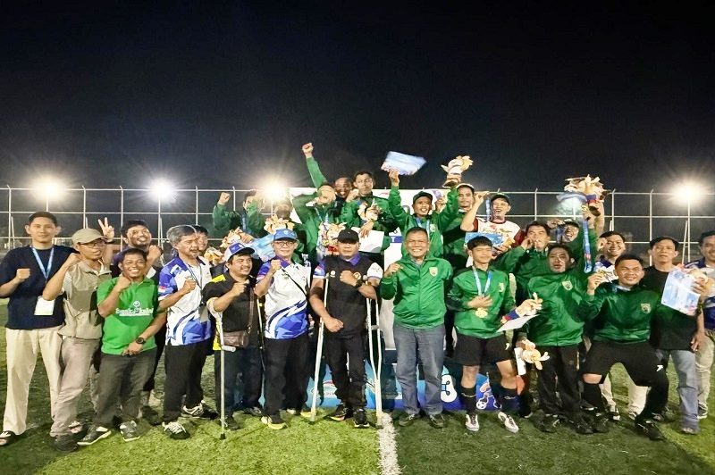 BANGGA: Atlet NPC Balangan merayakan keberhasilan mereka usai menuntaskan Peparprov V Kalsel 2025 dengan total 76 medali.