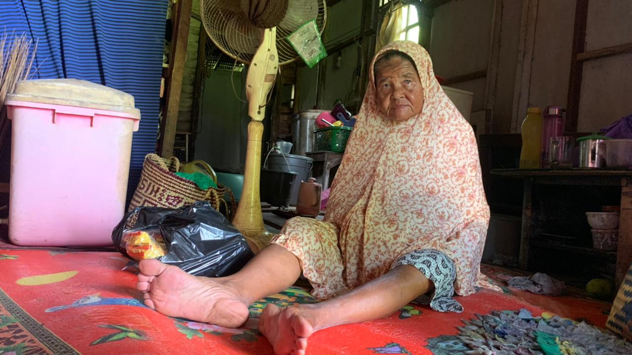 SEBATANG KARA: Nenek Saidah, lansia yang menetap sendiri di rumahnya di Sungai Miai, Kecamatan Banjarmasin Utara.