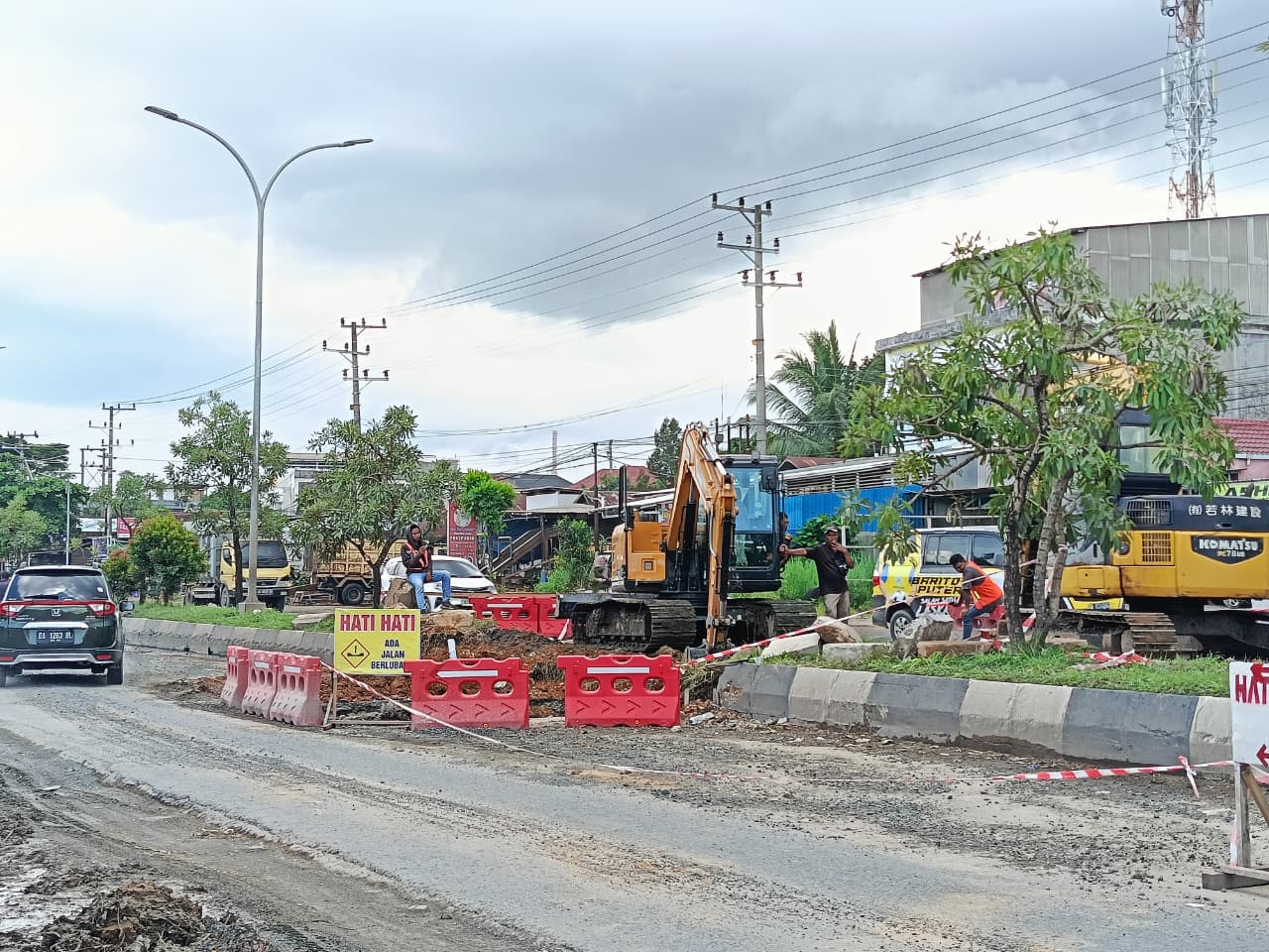PERBAIKAN: Jalan rusak di kawasan Jalan Trikora, Kecamatan Banjarbaru Selatan, Kota Banjarbaru mulai diperbaiki.