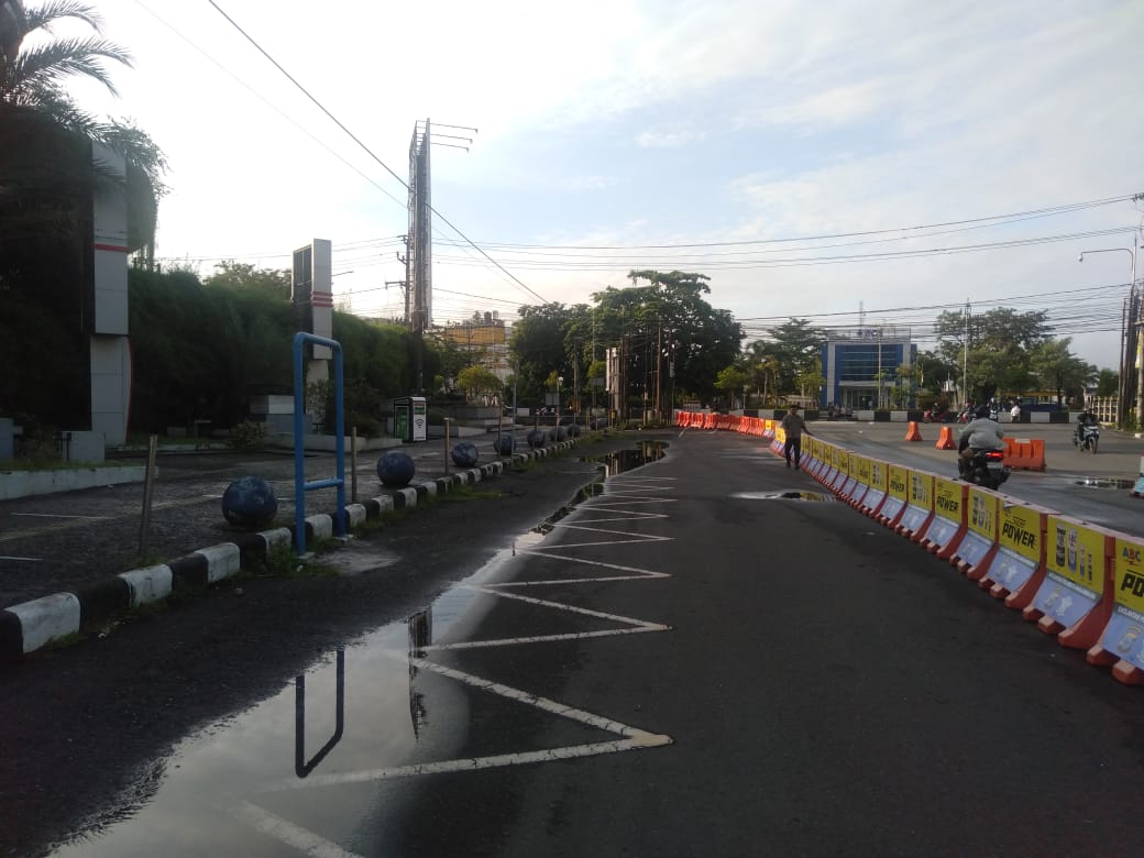 DITUTUP: Petugas menutup separuh jalan Simpang Ulin, dengan road barrier untuk mengantisipasi terjadinya parkir liar.
