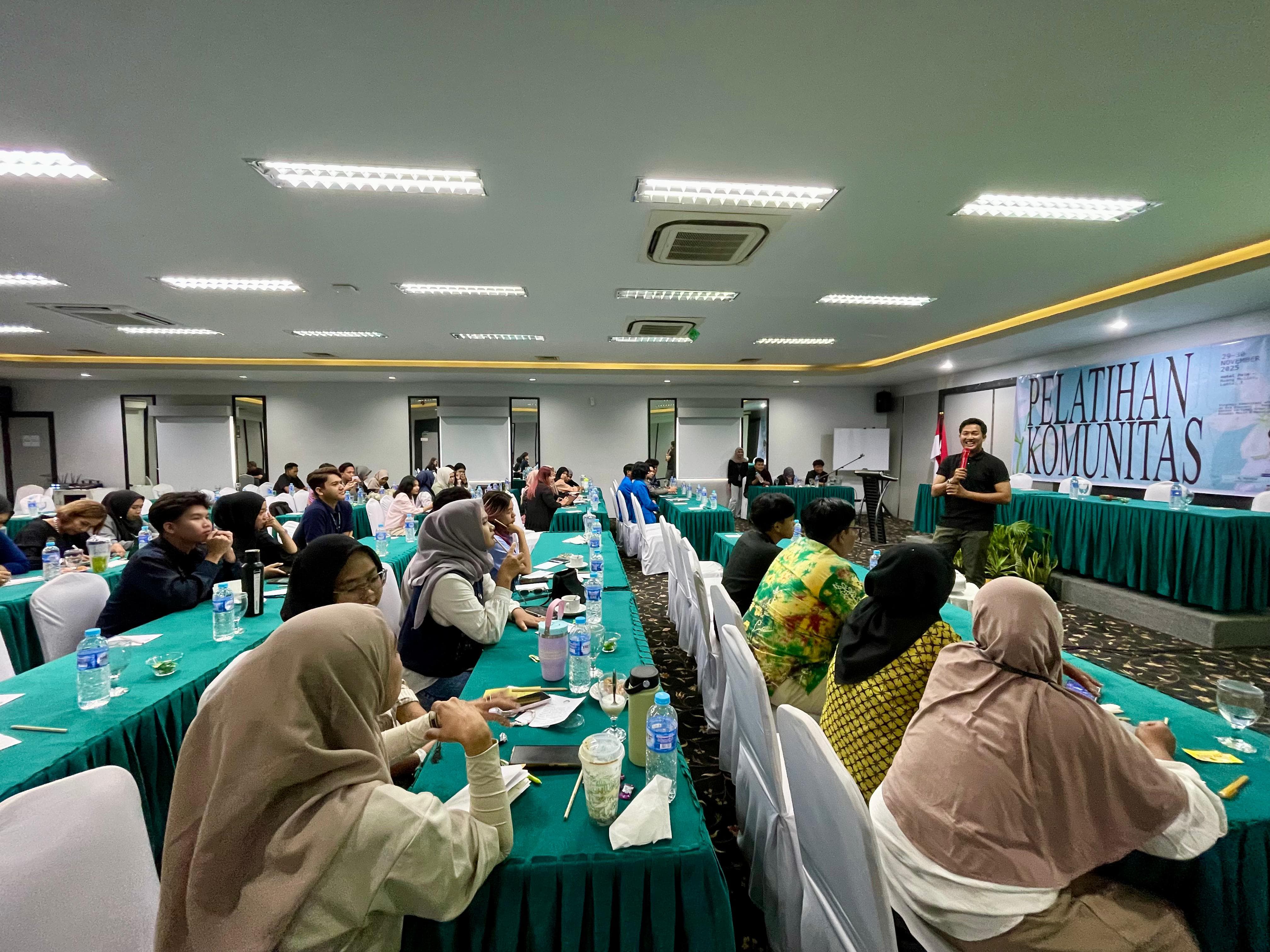 MEMPERHATIKAN: Peserta mengikuti sesi pelatihan komunitas yang digelar Dispora Kalsel, menghadirkan narasumber dari berbagai instansi dan komunitas untuk memperkuat kapasitas pemuda.(dok dispora)