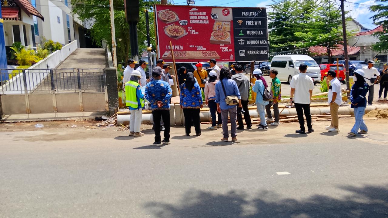 Komisi III DPRD Kota Banjarmasin mengecek pengerjaan proyek drainase di kawasan Jalan Lambung Mangkurat, Selasa (2/12/2025).(Foto : Endang/Radar Banjarmasin)
