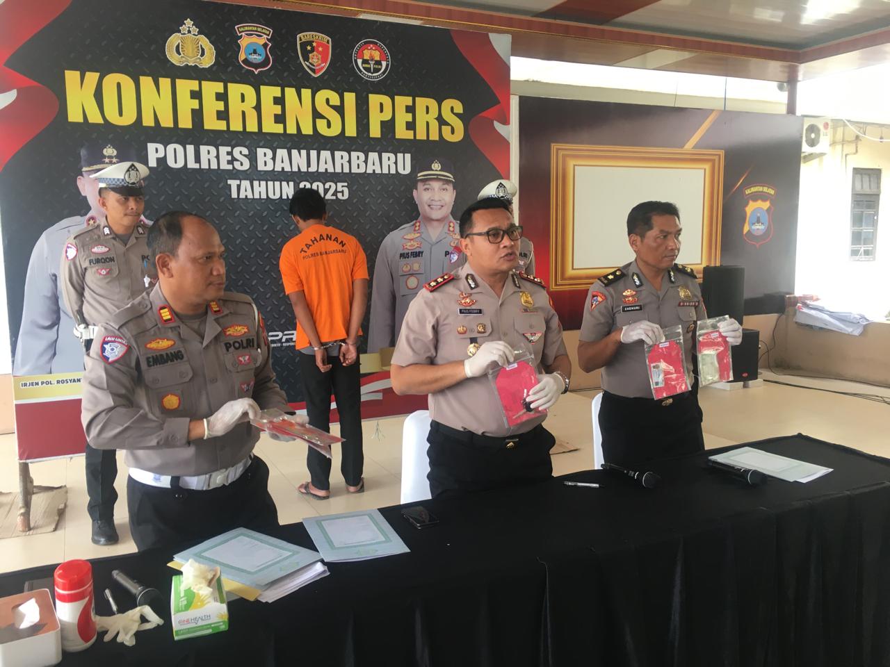 Kapolres Banjarbaru, AKBP Pius X Febry Aceng Loda mengungkap kasus kecelakaan lalu lintas yang terjadi di jalan Trikora Banjarbaru belum lama ini (Sheilla Farazela/ Radar Banjarmasin)