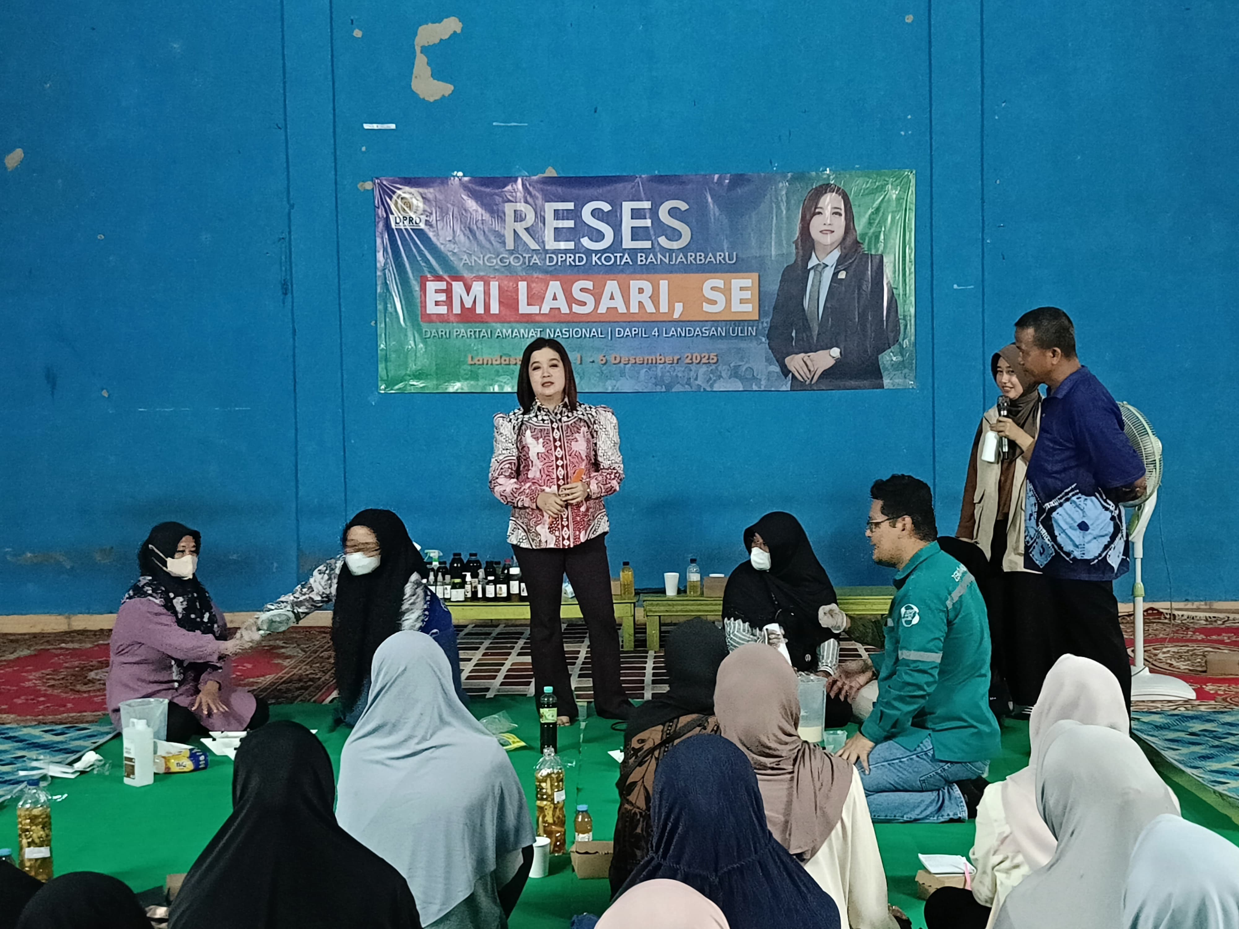 warga Syamsuddin Noor membuat sabun dari Eco Enzym sampah organik yang difasilitasi oleh Anggota DPRD Banjarbaru Emi Lasari (Sheilla /Radar Banjarmasin)