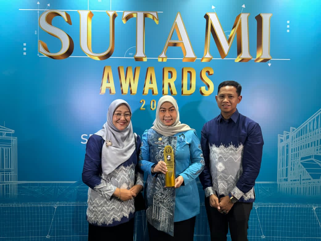 PRESTASI:Wali Kota Banjarbaru, Lisa Halaby bersama Kadis PUPR serta Kabid Bina Marga saat menerima penghargaan Sutami Award 2025.