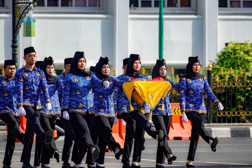 KOMPAK:Petugas paskibraka ASN mengenakan seragam KORPRI saat membawa bendera dalam Upacara Peringatan HUT Ke-54 KORPRI di Lapangan dr Murdjani, Banjarbaru.