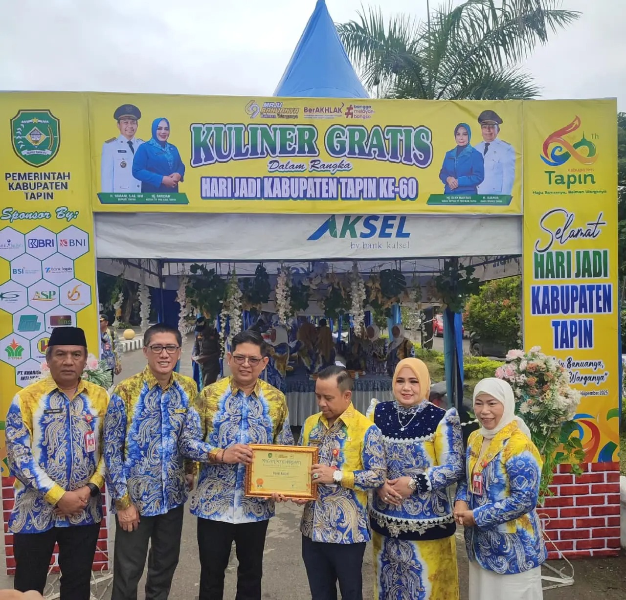 KULINER:Jajaran Manajemen Bank Kalse di momen pembukaan Festival Kuliner HUT Tapin ke-60, Minggu (30/11/2025).