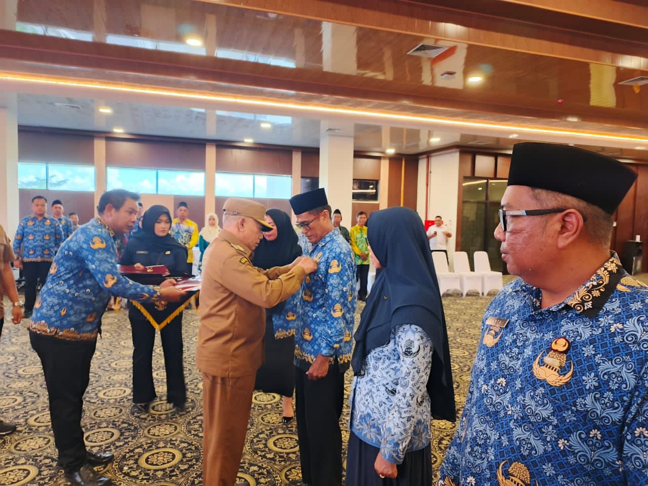 PENGABDIAN:Bupati Kotabaru, H Muhammad Rusli menyematkan Satyalancana Karya Satya untuk ASN yang berdedikasi.