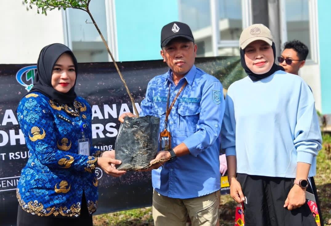 MOMEN:Direktur RSUD Pambalah Batung Amuntai, Apt Farida Evana menerima bibit pohon dari Kepala KPH Balangan, Zainal Abidin, didampingi Ketua GOW HSU, Mayang Melani Hero, Senin (1/12/2025).