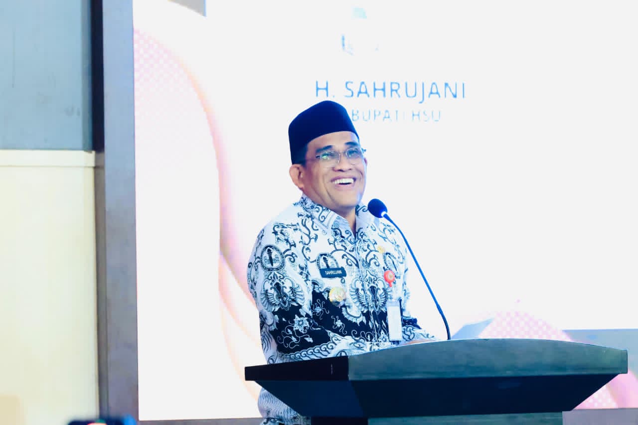 HADIR:Bupati HSU, H Sahrujani saat sambutan dalam kegiatan pelantikan Bunda Guru dan pelantikan pengurus PGRI HSU di Aula Dr KH Idham Chalid, Senin (1/12/2025).