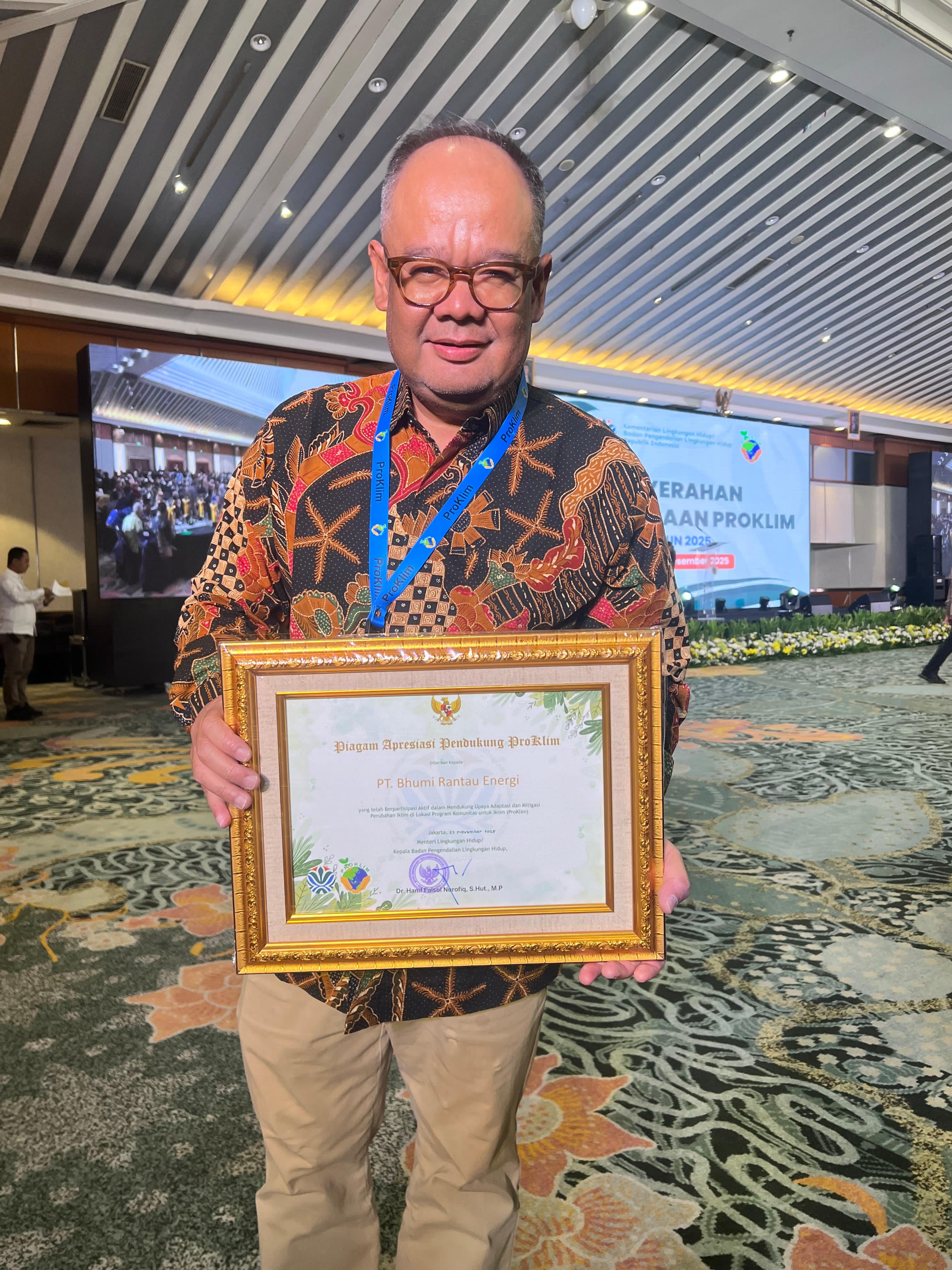 APRESIASI BERGENGSI:Direktur PT BRE, Asep Edwin Firdaus menunjukkan penghargaan perusahaan pendukung ProKlim dari Kementerian Lingkungan Hidup (LHK), Senin (1/12/2025).