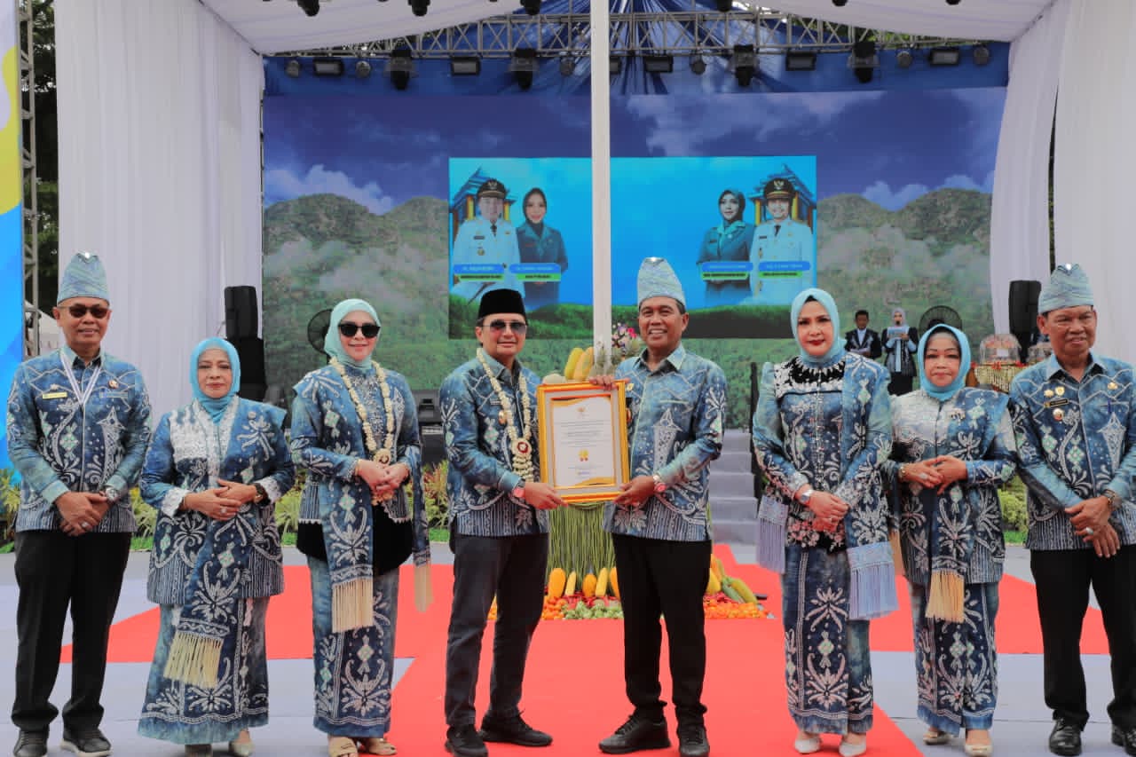 AKRAB:Wakil Gubernur Kalsel, H Hasnuryadi Sulaiman bersama Bupati Kabupaten HSS, H Syafruddin Noor di momen HUT Kabupaten HSS ke-75, Selasa (2/12/2025).