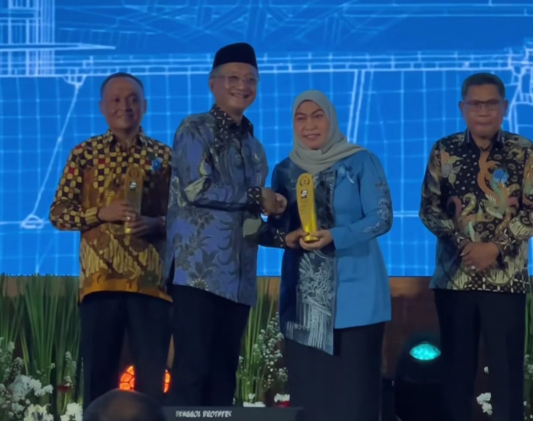 PENGHARGAAN: Wali Kota Banjarbatu, Hj Erna Lisa Halaby menerima penghargaan Sutami Awards 2025 di Jakarta.
