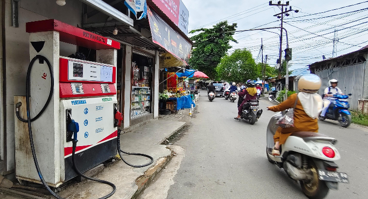 Setelah kelangkaan Pertamax di SPBU dua pekan lalu, harga Pertamax eceran di Amuntai masih mahal. Satu liter di pengecer dijual Rp 17 -18 ribu per liter.