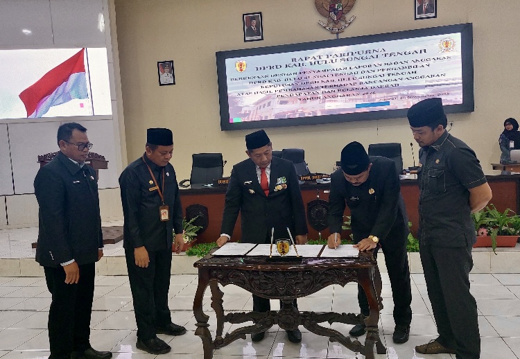 APBD HST 2026 disetujui dewan dan pemkab di gedung DPRD pada Jumat (28/11).