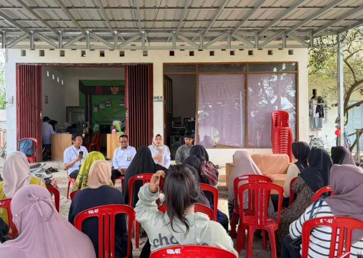 Sejumlah warga Tanbu berkumpul saat penyaluran BLTS Kesra di Gunung Tinggi, Simpang Empat, Kabupaten Tanah Bumbu.