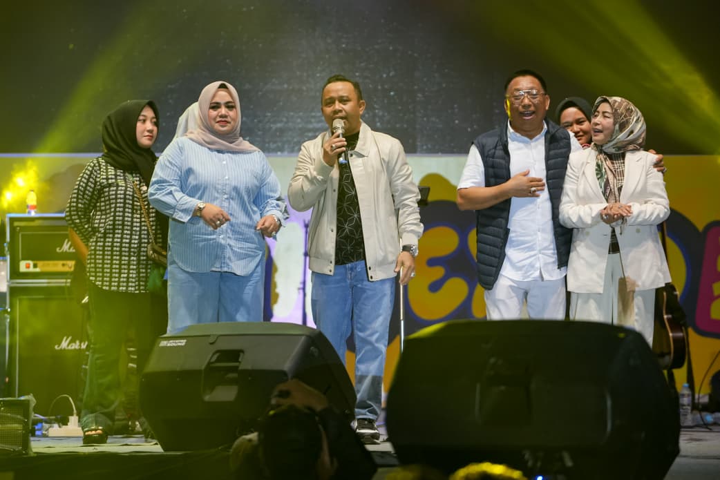 IKUT BERNYANYI: Bupati Tapin H Yamani bersama Wakil Bupati Tapin H Juanda ikut bernyanyi menghibur ribuan masyarakat yang berhadir pada hiburan rakyat.