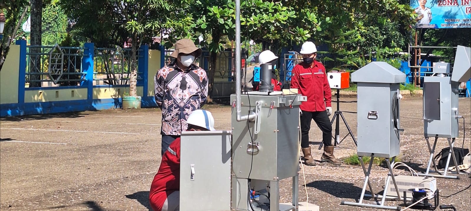 MENGUJI UDARA: Para staf UPT Laboratorium Lingkungan Tabalong saat sedang bekerja.