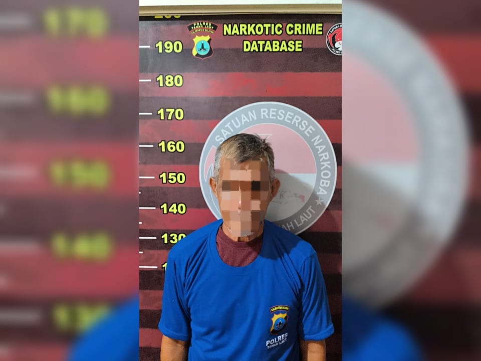 DIBEKUK: MY alias AU (62), seorang kakek usia lansia diamankan karena sabu.