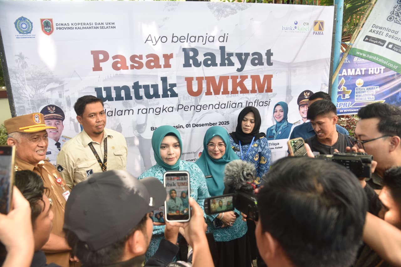 PERS: Setelah meninjau, Wakil Ketua TP PKK Kalsel, Kadis Koperasi UKM, BBSO Head PT PAMA memberikan keterangan kepada pers.