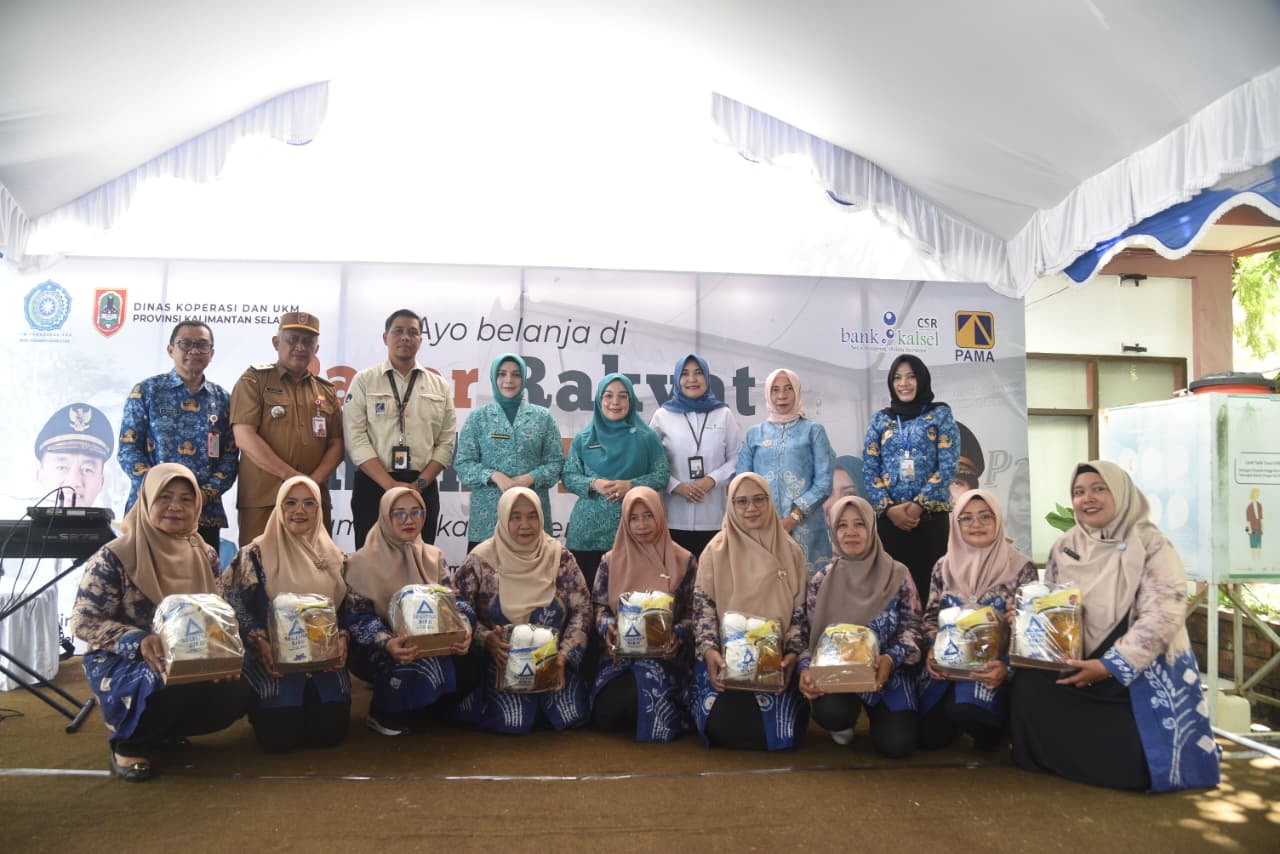 MOMEN: Wakil Ketua TP PKK Kalsel, Kadis Koperasi UKM, BBSO Head PT PAMA saat foto bersama penerima manfaat.