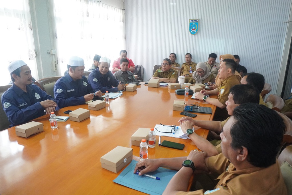 PERSIAPAN: Rapat koordinasi antisipasi pelaksanaan peringatan 5 Rajab 1447 hijriah (Haul Sekumpul), Selasa (2/12) di Aula Mini Barakat 1 Setda Kabupaten Banjar.