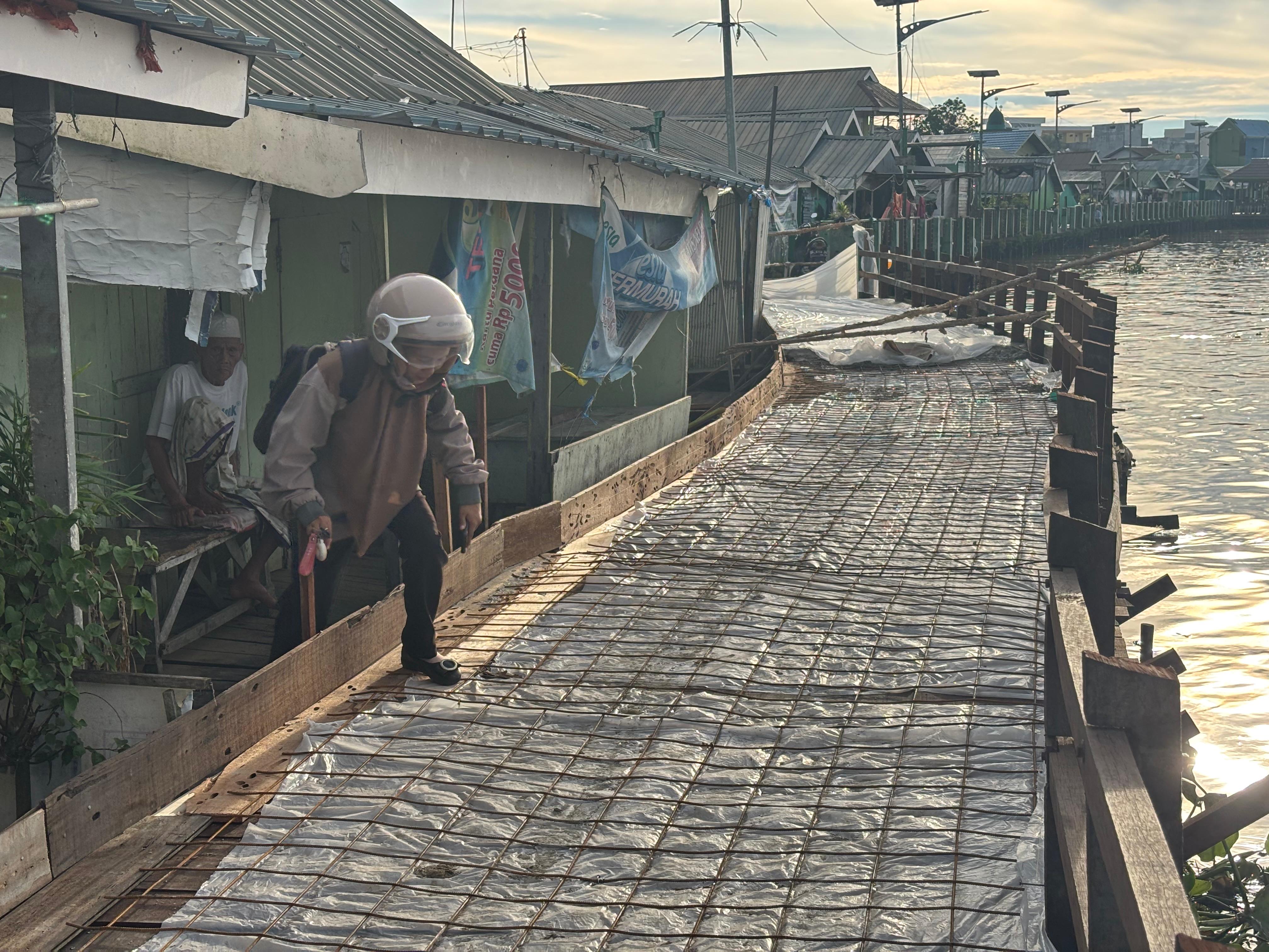 RENOVASI: Titian di wilayah di RT 3 Kampung Hijau, Banjarmasin memasuki tahap akhir renovasi.