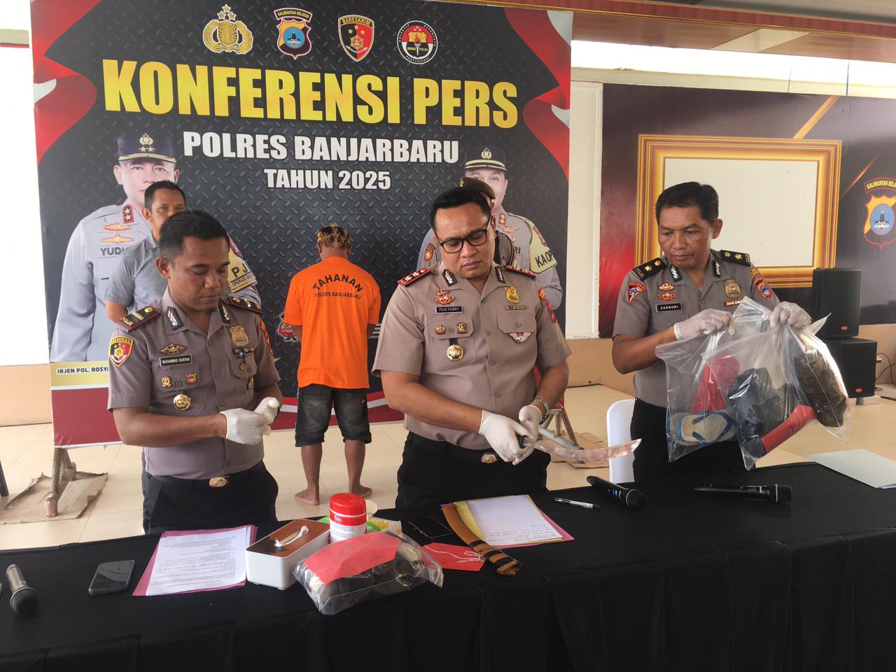 Kapolres Banjarbaru, AKBP Pius X Febry Aceng Loda dalam konferensi pers pada Selasa (2/12).