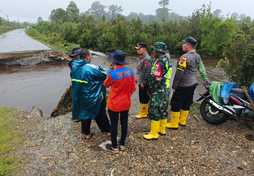 Petugas gabungan turun ke lokasi terdampak banjir di Aceh Selatan, Aceh, Kamis (28/11).