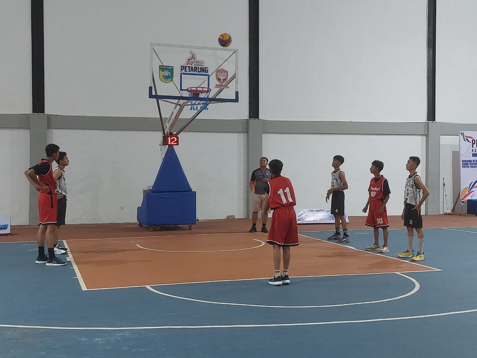Teks foto : CARI BIBIT: Salah satu pertandingan basket 3x3 yang dipertandingkan di Indoor Basket RTH Kijang Mas Permain Pelaihari.
