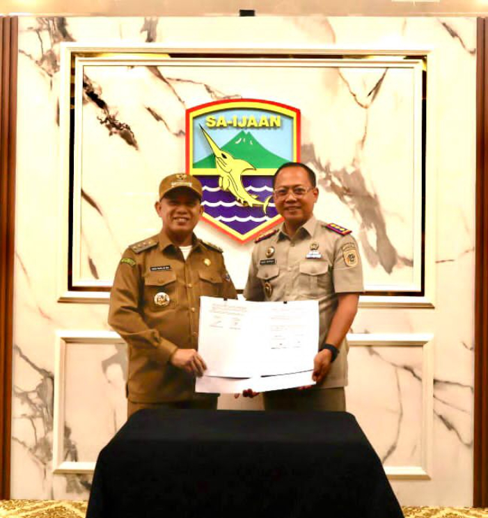 DUKUNGAN: Bupati Kotabaru H Muhammad Rusli menyerahkan mobil secara simbolis ke BPN Kotabaru.Foto:Diskominfo Kotabaru