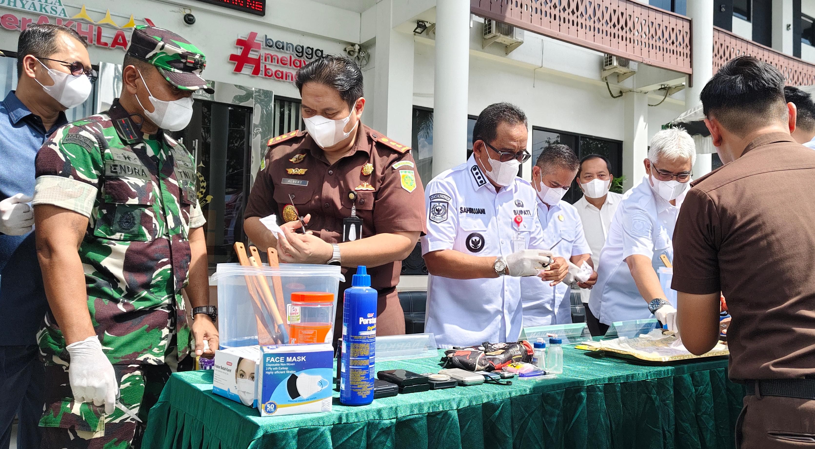 MOMEN: Kajari HSU Dr Albertinus, Bupati H Sahrujani, melakukan proses pemusnahan barang bukti sabu di halaman Kejaksaan HSU, bersama forkopimda, Rabu (3/12/2025). (Foto: M.Akbar/Radar Banjarmasin)