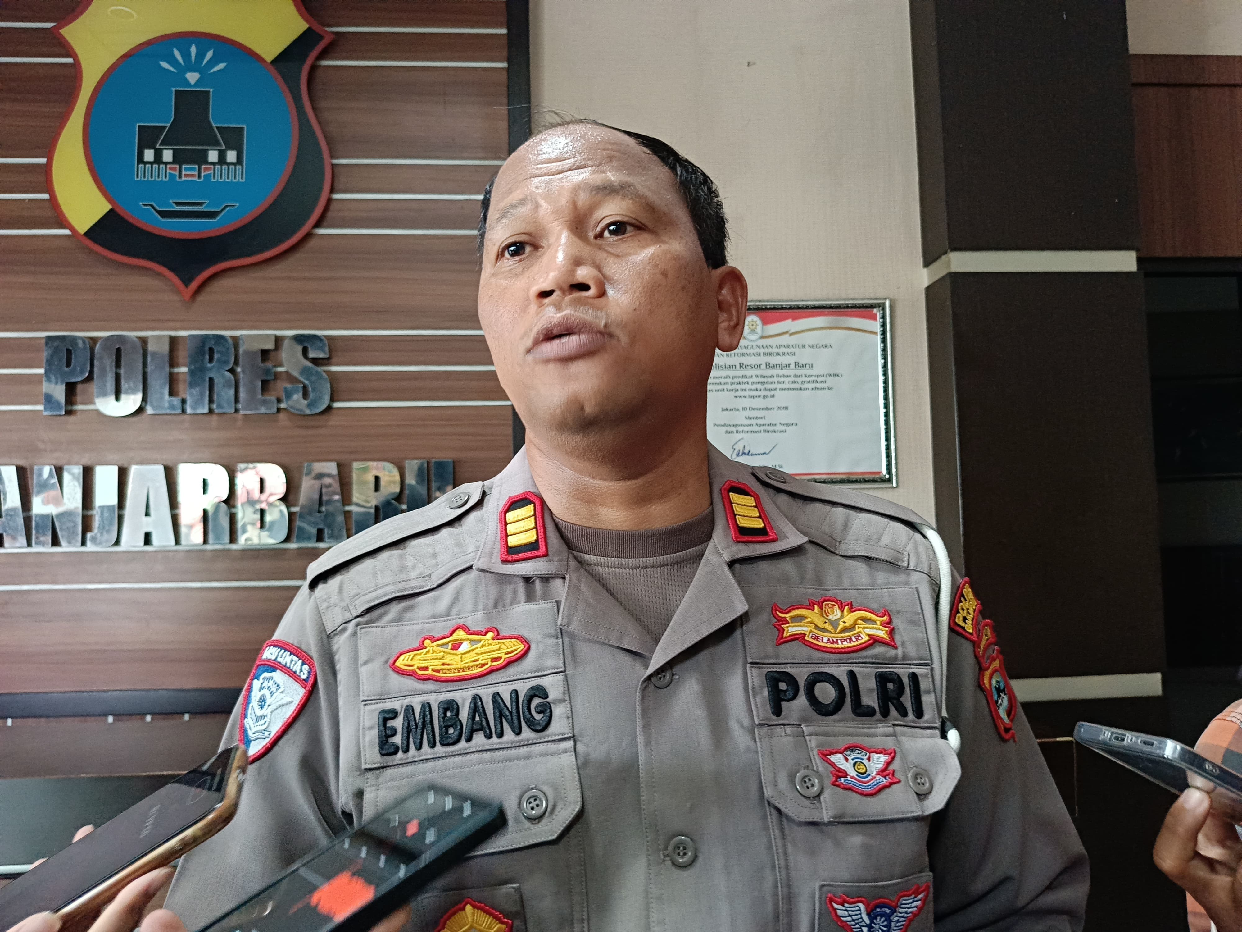 Bicara: Kasatlantas Polres Banjarbaru AKP Embang Pramono saat mengungkapkan kasus kecelakaan lalu lintas di Banjarbaru (Sheilla /Radar Banjarmasin)