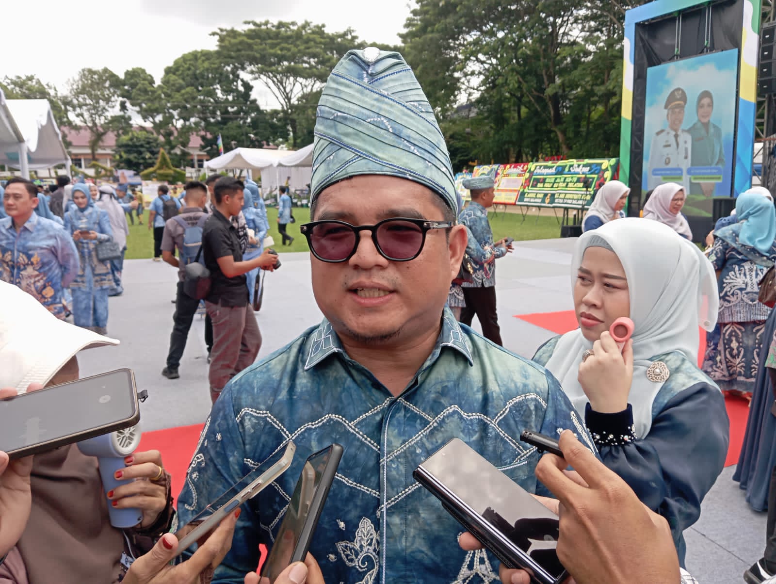WUJUD SYUKUR:Ketua DPRD HSS, Akhmad Fahmi diwawancarai usai kegiatan Harjad ke-75, Selasa (2/12/2025).