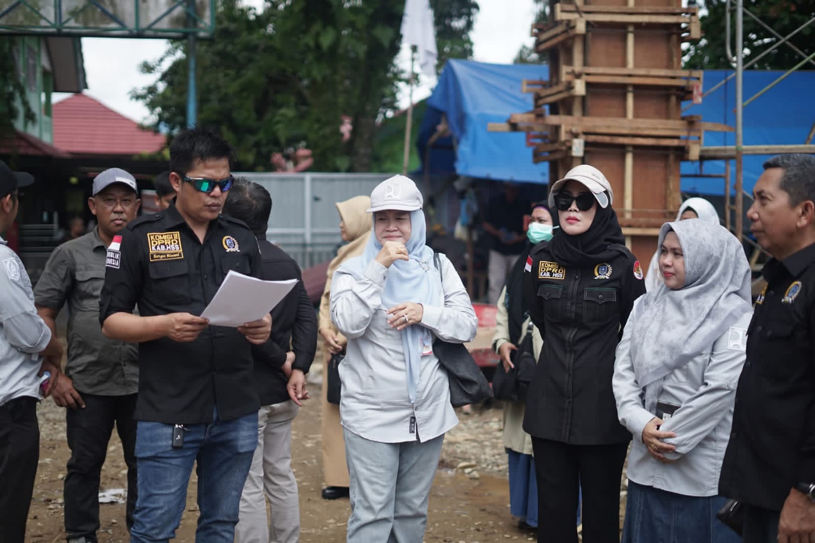 SIDAK DPRD:Salah satu proyek bangunan disidak oleh Ketua Komisi III DPRD HSS, Yuniati didampingi Wakil Ketua Komisi III DPRD HSS, Yusperi serta anggota komisi lainnya.