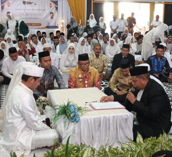 NIKAH MASAL : Pasangan pengantin nikah masal tampak bahagia.  (Foto : Ibnu Dwi Wahyudi/ Radar Banjarmasin)