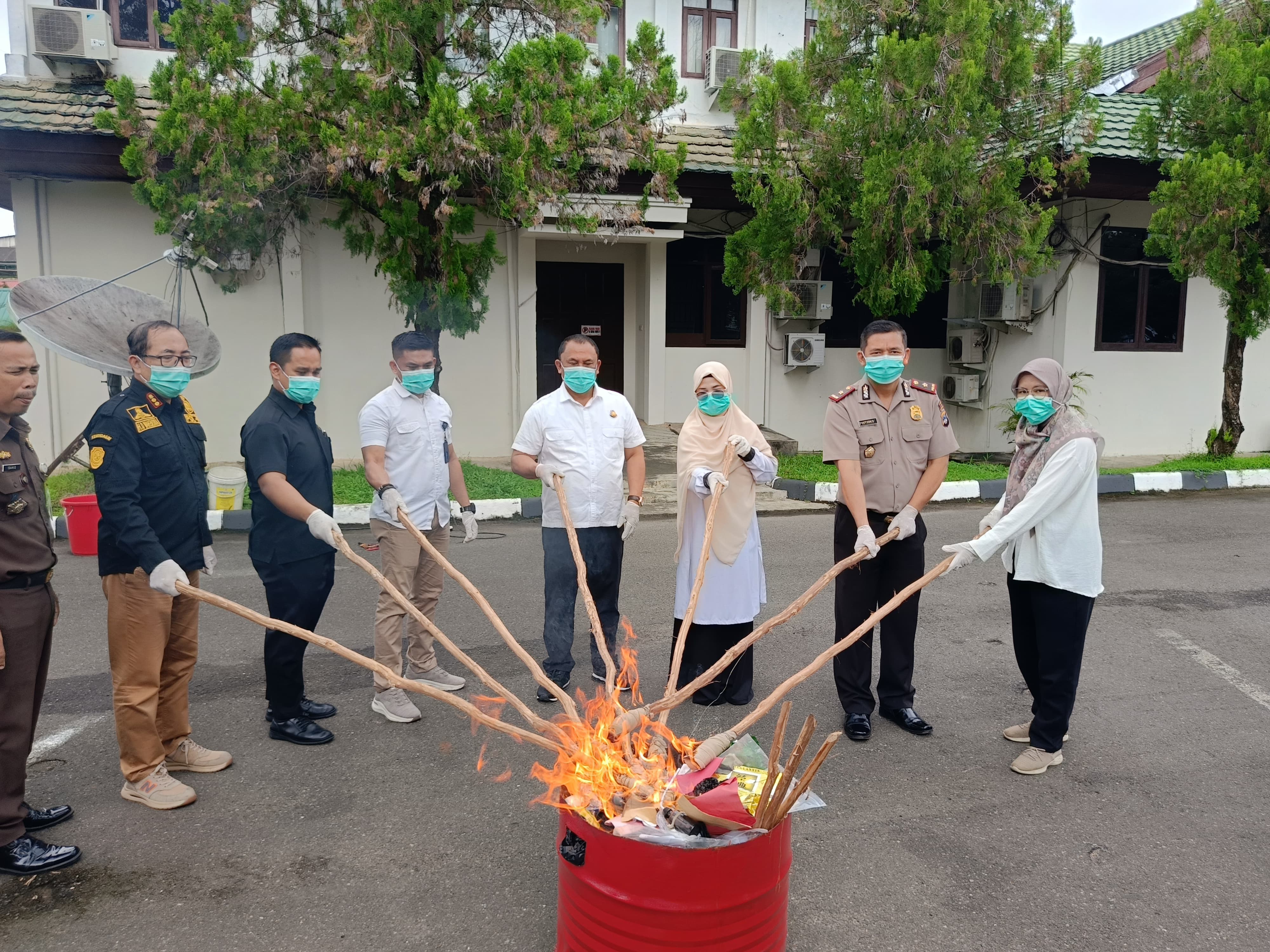 pemusnahan; barbuk dari puluhan perkara yang incrah dimusnahkan Kajari Banjarbaru (Sheilla /Radar Banjarmasin)