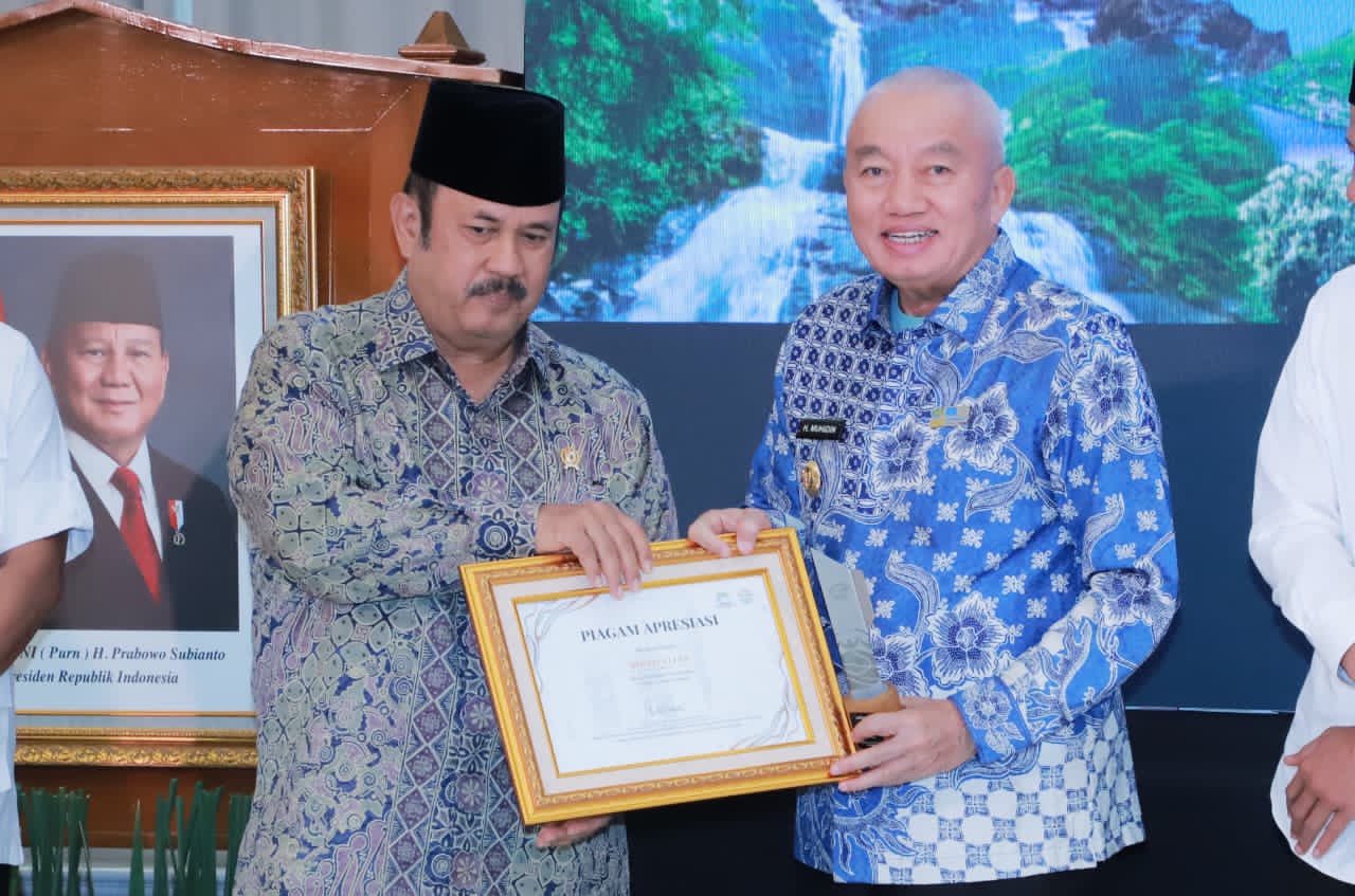DIAKUI:Gubernur Kalsel H Muhidin menerima penghargaan atas keberhasilan Geopark Meratus meraih status Unesco Global Geopark (UGGp) di ajang Indonesia