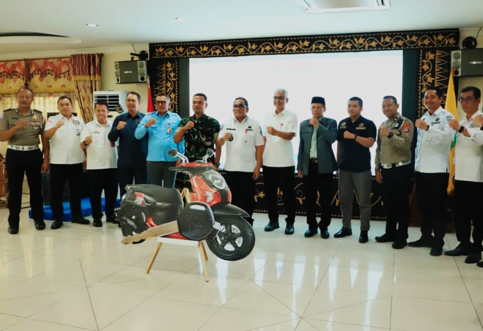 MOMEN:Bupati dan Wakil Bupati Kabupaten HSU, H Sahrujani dan Hero Setiawan hadir pada kegiatan Penarikan Gebyar Panutan Pajak Kendaraan Bermotor tahun 2025 di Aula Mes Negara Dipa, Rabu (3/12/2025).