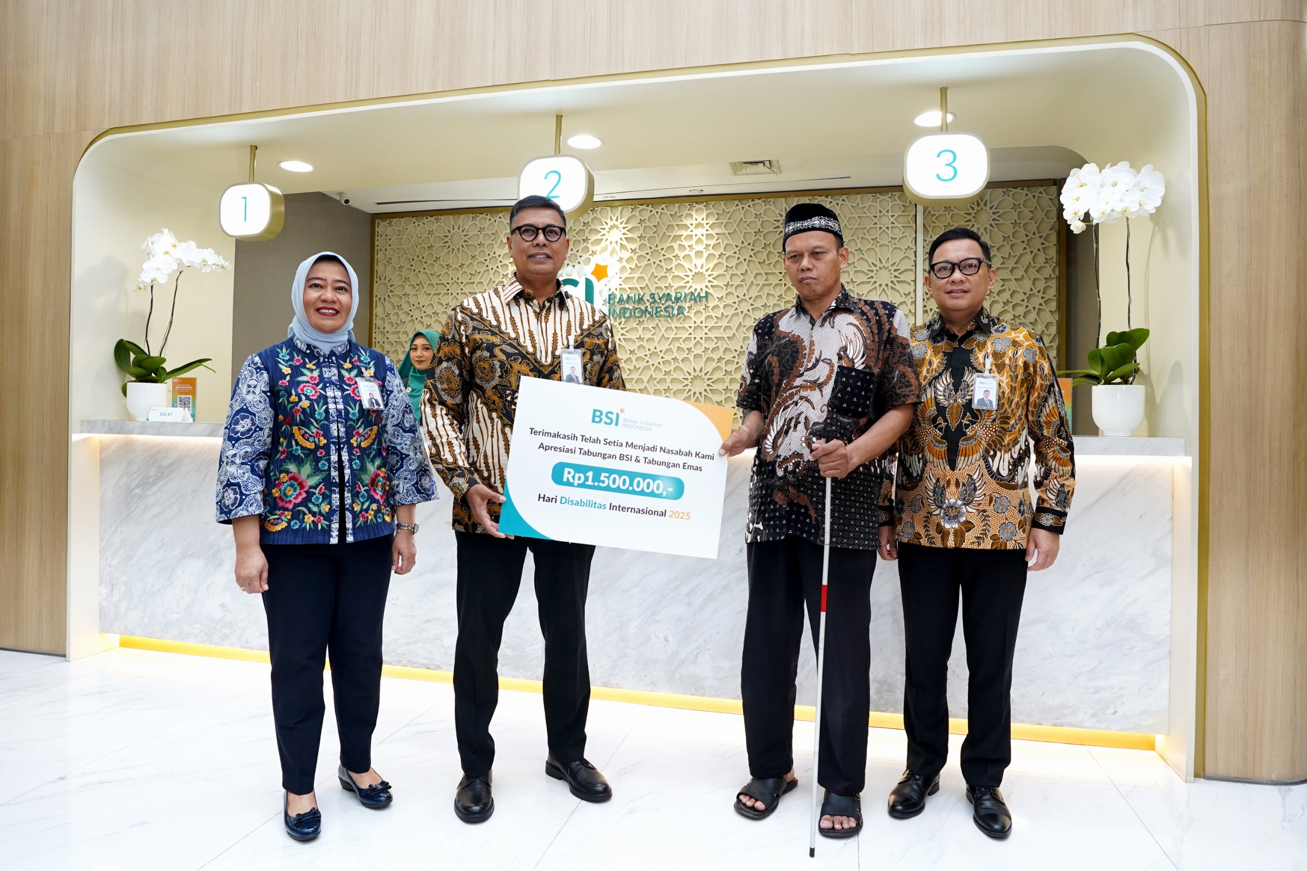 AKRAB:Manajemen BSI menyapa nasabah disabilitas di Kantor Pusat BSI The Tower Jakarta, di momen Hari Disabilitas Internasional 2025, Rabu (3/12/2025).