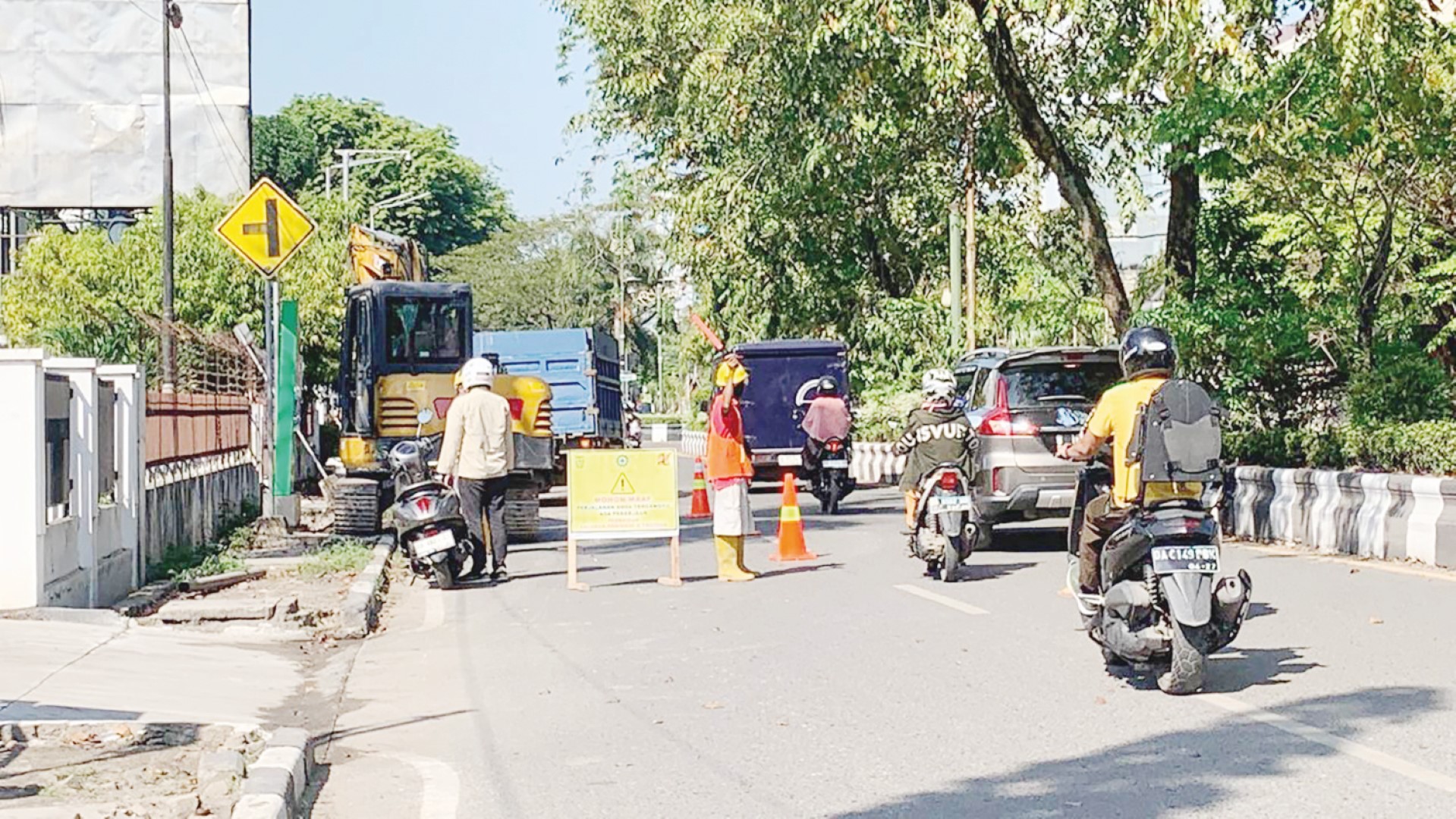 HARUS TUNTAS: Pekerjaan perbaikan drainase di jalan Lambung Mangkurat untuk meningkatkan kapasitas saluran dan mencegah genangan saat musim hujan.