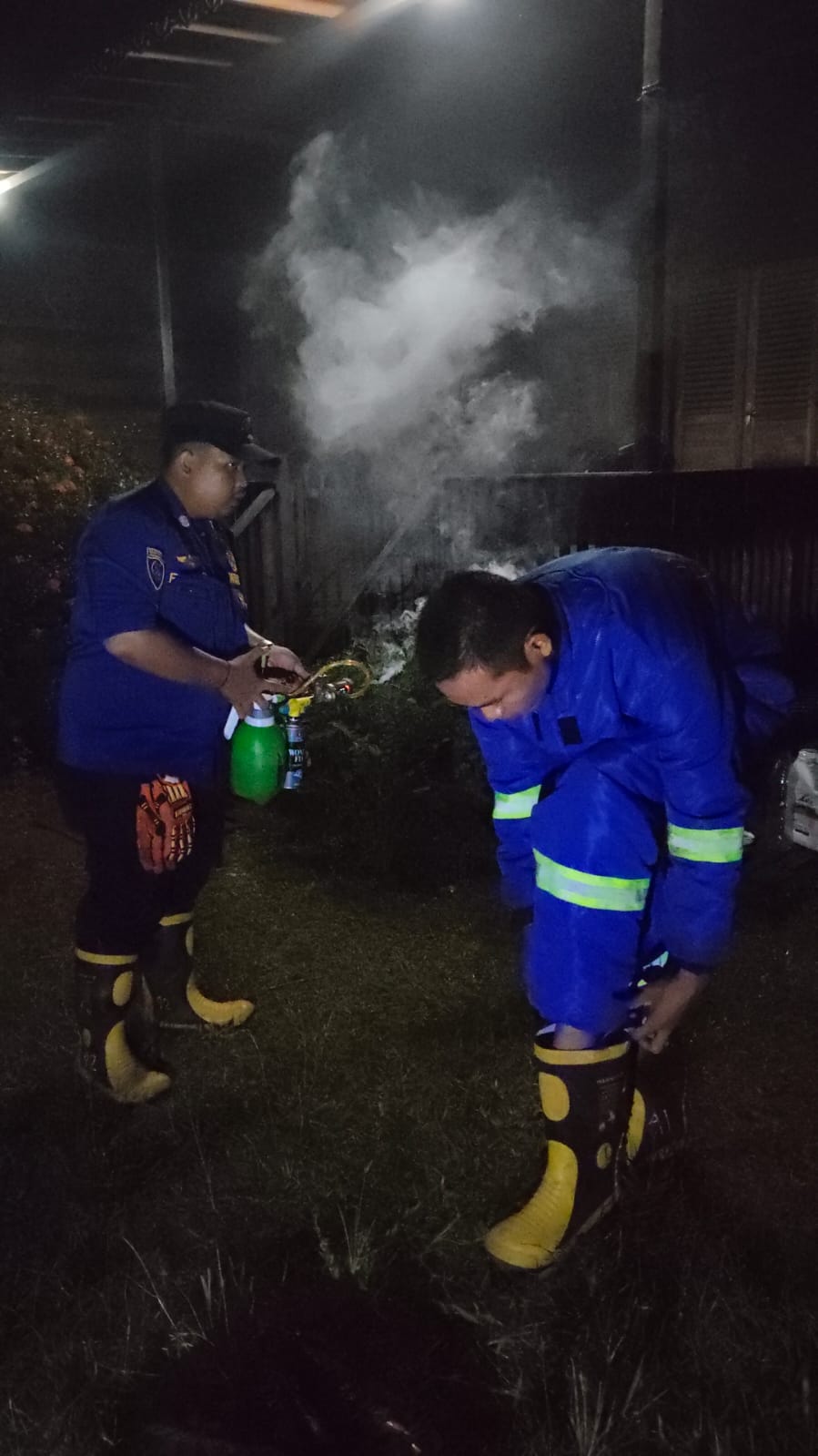 EVAKUASI: Anggota Damkar HSU dengan APD lengkap melakukan upaya evakuasi sarang Tawon Vespa dari atap rumah milik Sariaji.