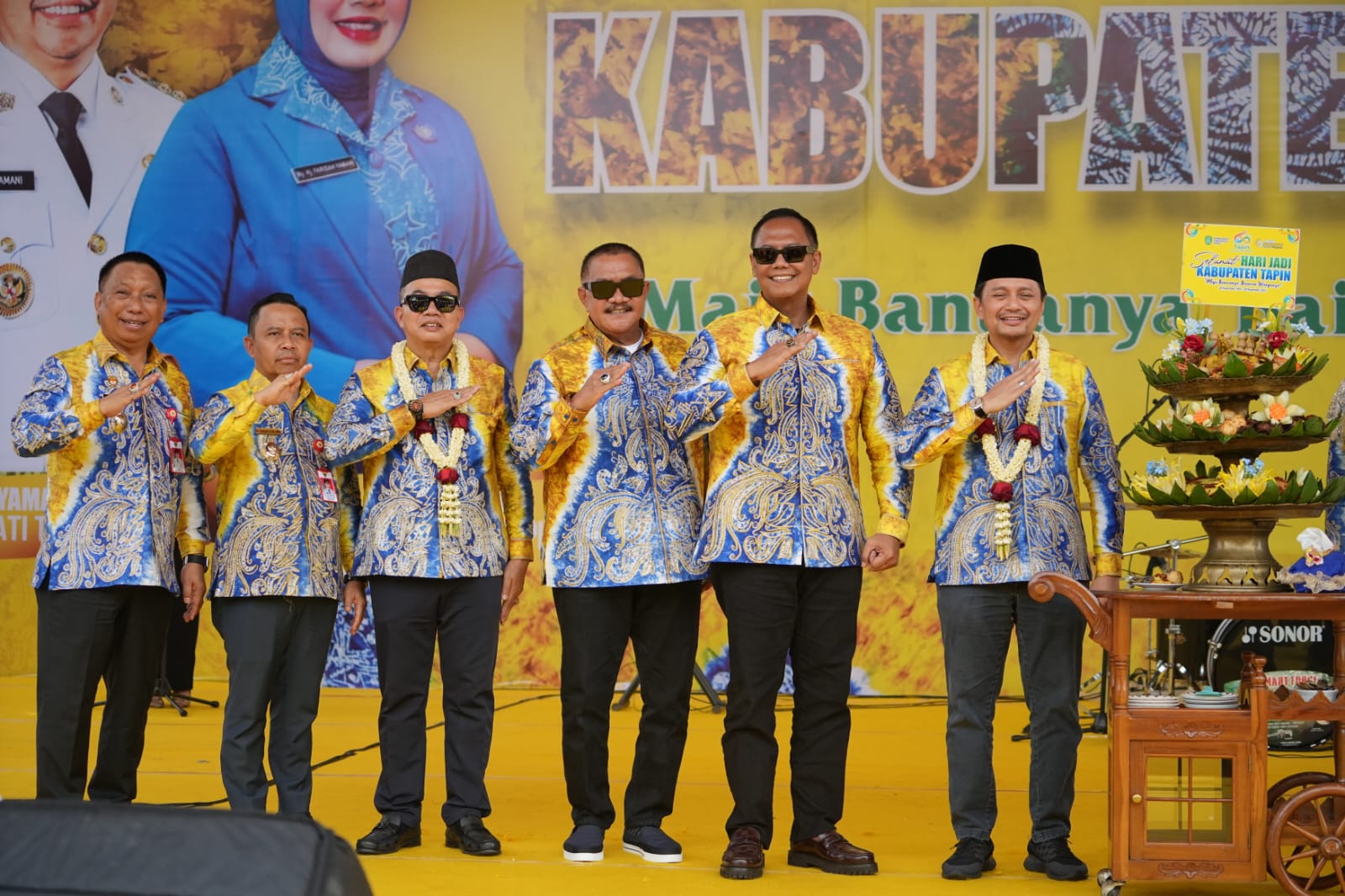 FOTO BERSAMA: Bupati Tapin H Yamani berfoto bersama dengan Wakil Gubernur Kalsel H Hasnuryadi Sulaiman dan undangan lainnya  Foto Prokopim Setda Tapin